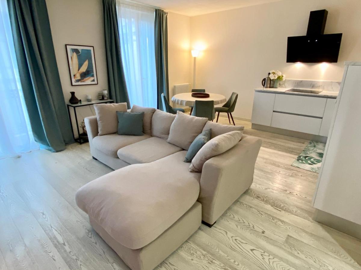 Front Beach Apartments Viareggio Exteriör bild