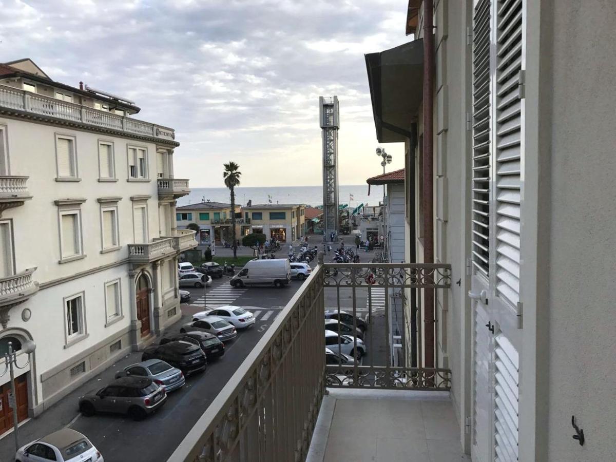 Front Beach Apartments Viareggio Exteriör bild