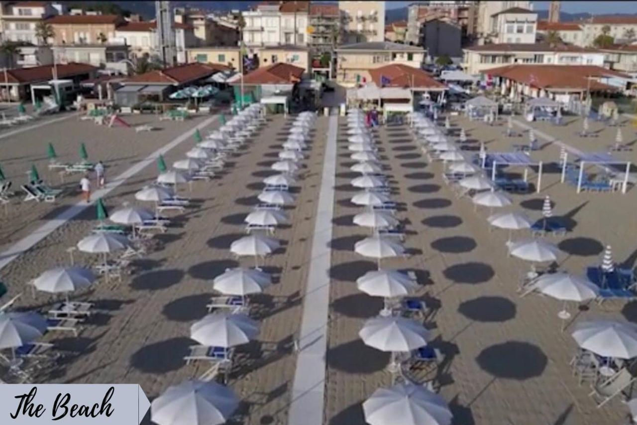 Front Beach Apartments Viareggio Exteriör bild